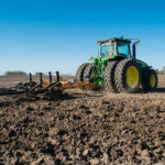 Pleins feux sur la gestion durable des sols Tracteur labourant un champ
