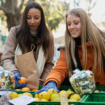 Comprendre la consommation des jeunes générations juens femmes achetant des fruits